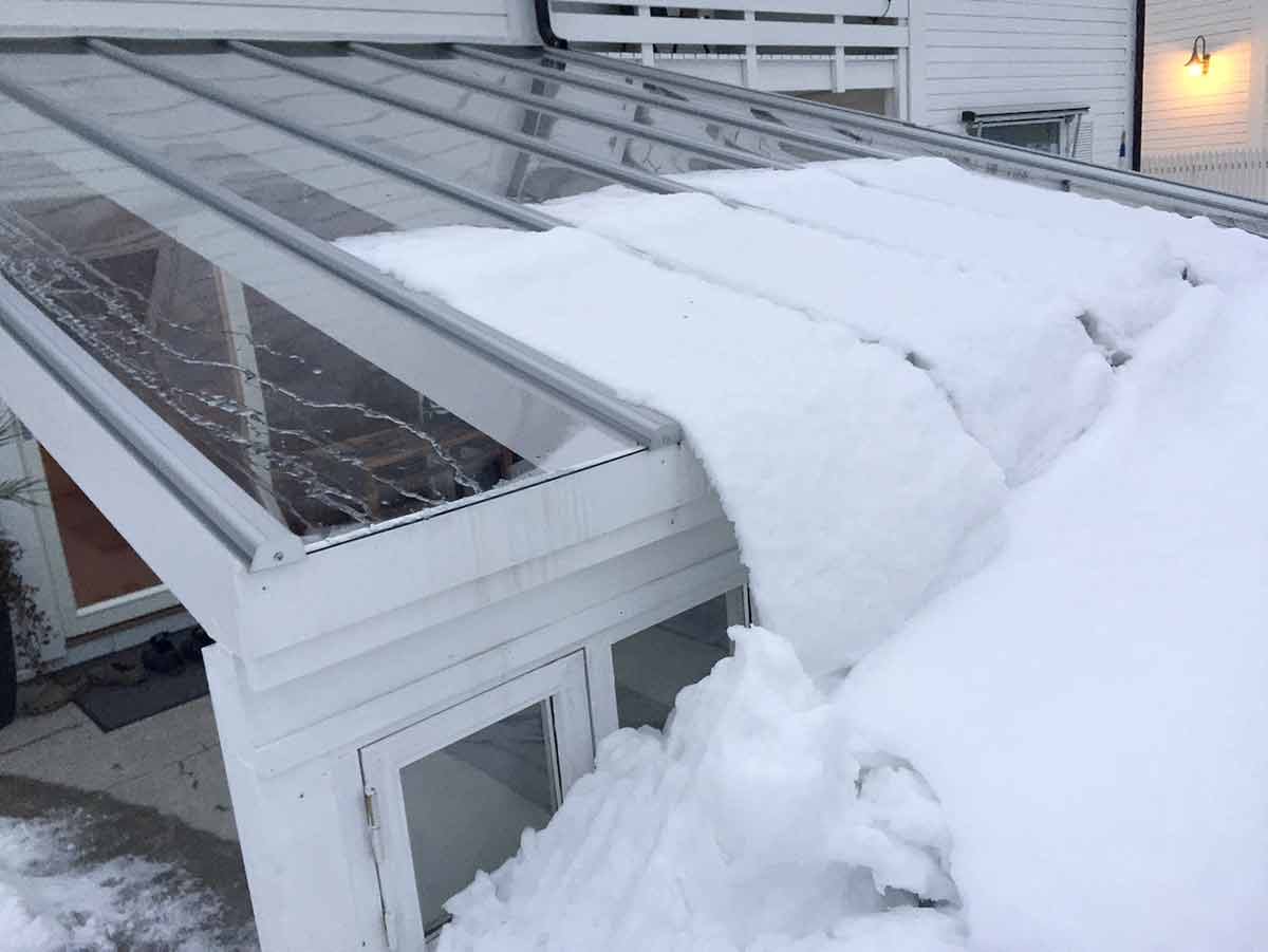 Snø sklir av Sunglaze tak