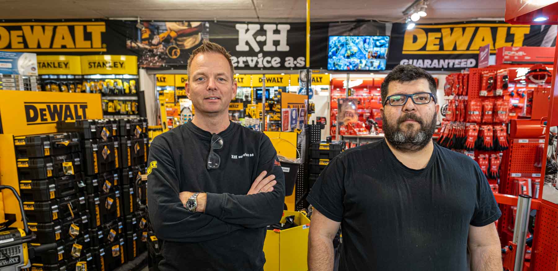 To karer i K-H Service verktøybutikk.