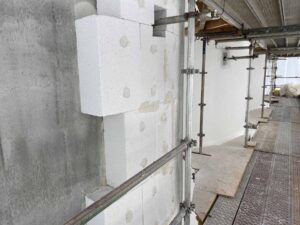 Multipor isolasjonsblokk på betongfasade