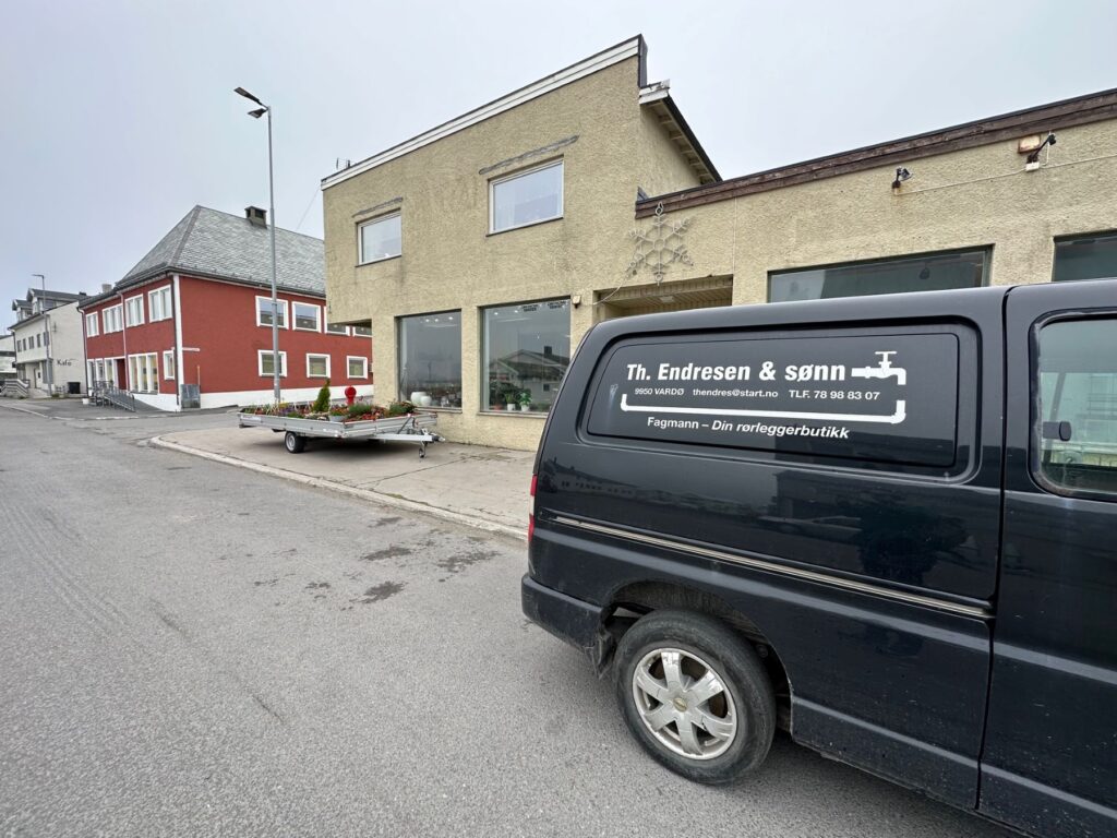 I Strandgata i Vardø er rørbutikken og blomsterbutikken i samme lokale. De er blant få bedrifter som består langs veien. Foto: Brage Søderholm.